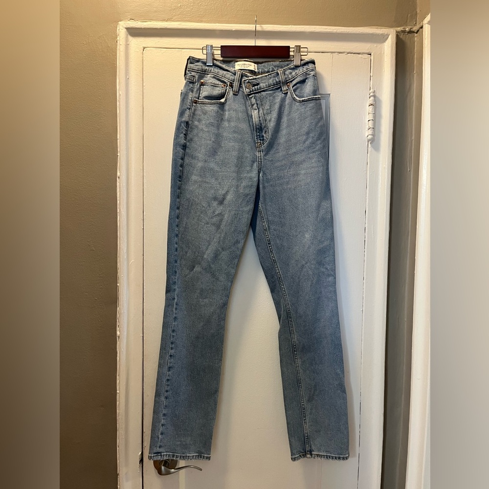Abercrombie & Fitch The 90’s Slim Straight Ultra High Rise Jean - Picture 2 of 4